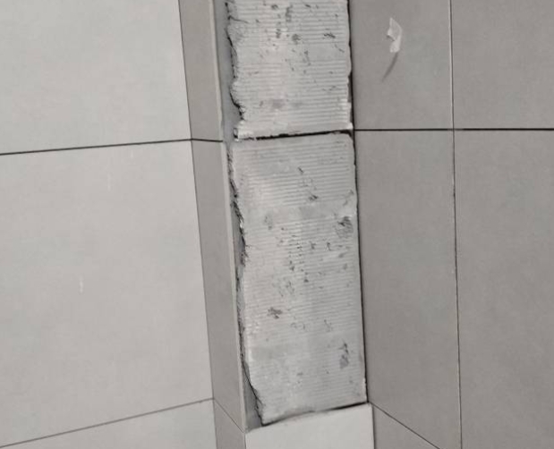丹江口瓷砖空鼓维修公司分享下瓷砖施工前基层浇水润湿程度不足，可能导致以下问题