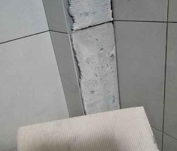 丹江口瓷砖空鼓维修公司分享下厨房瓷砖脱落的补救措施。